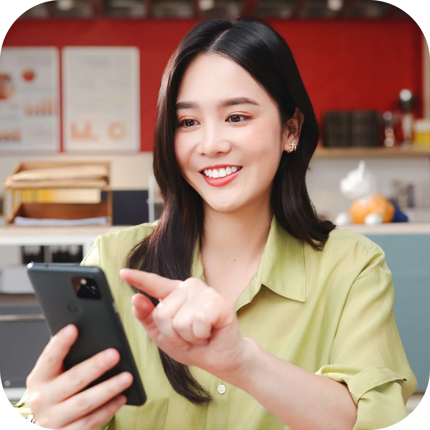 Person gifting Whoscall Premium on a smartphone
